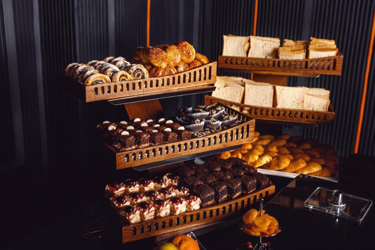 Alliance Palace Batumi Exterior foto A dessert buffet