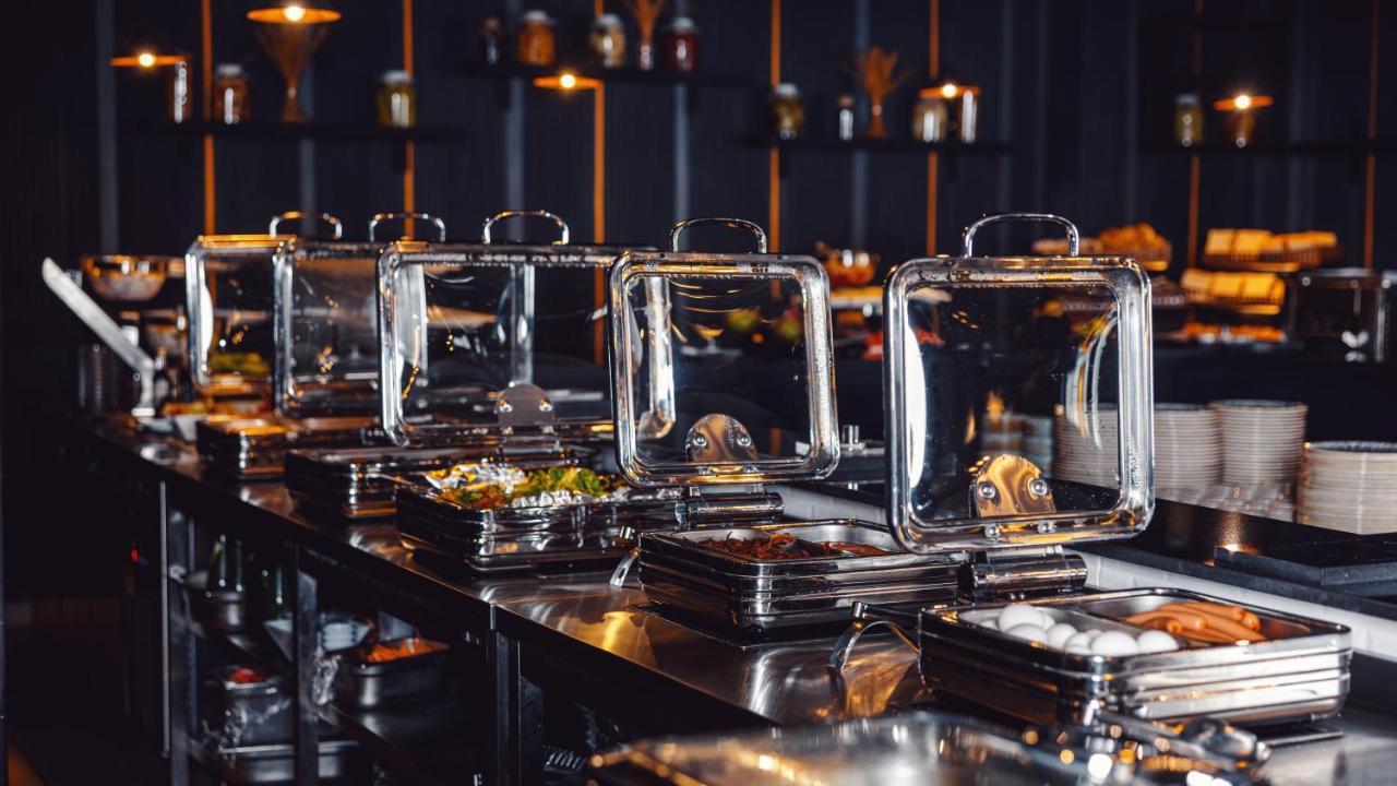 Alliance Palace Batumi Exterior foto A chafing dish