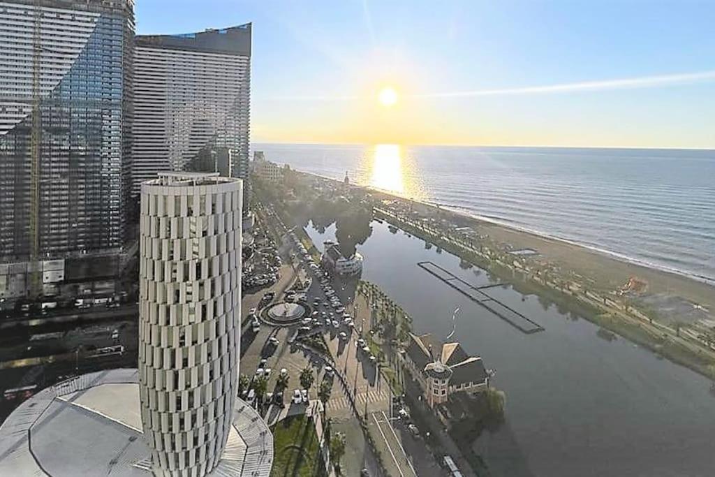 Alliance Palace Batumi Exterior foto Aerial view of the Mission Bay waterfront