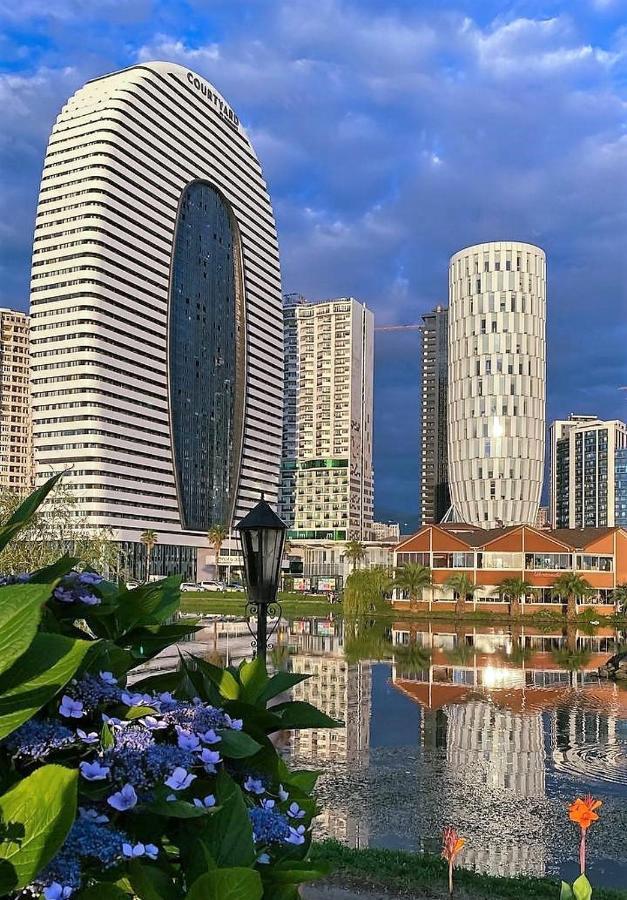 Alliance Palace Batumi Exterior foto Residential buildings in the city