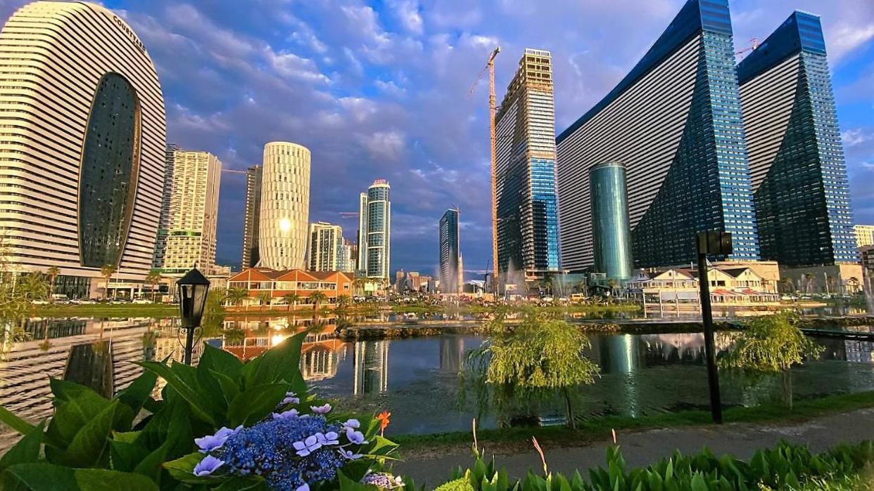 Alliance Palace Batumi Exterior foto View of the city