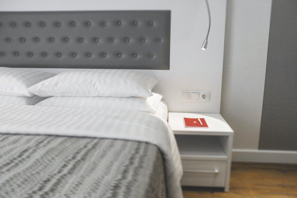 Alliance Palace Batumi Exterior foto A bedside table