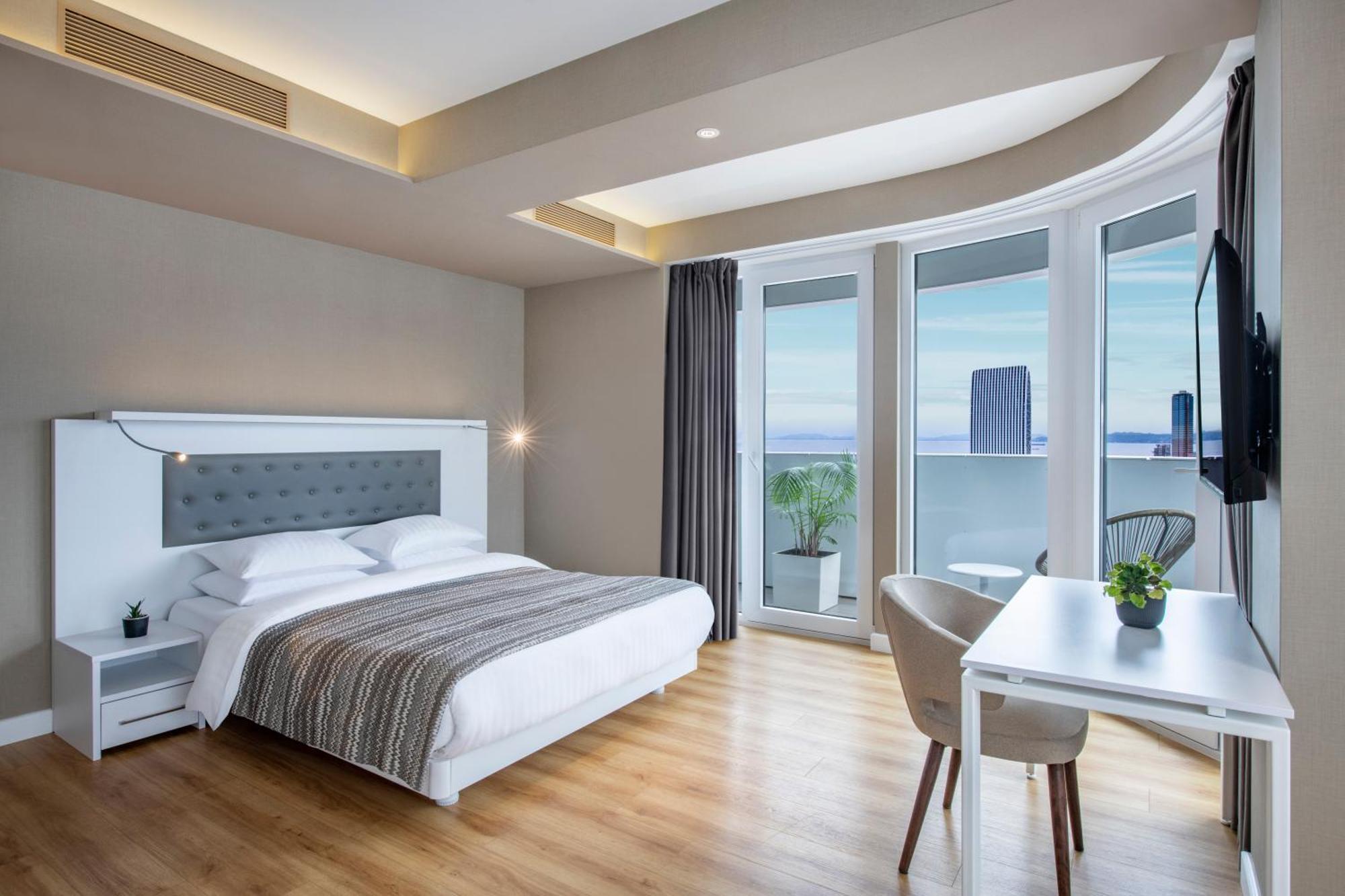 Alliance Palace Batumi Exterior foto A room at the hotel