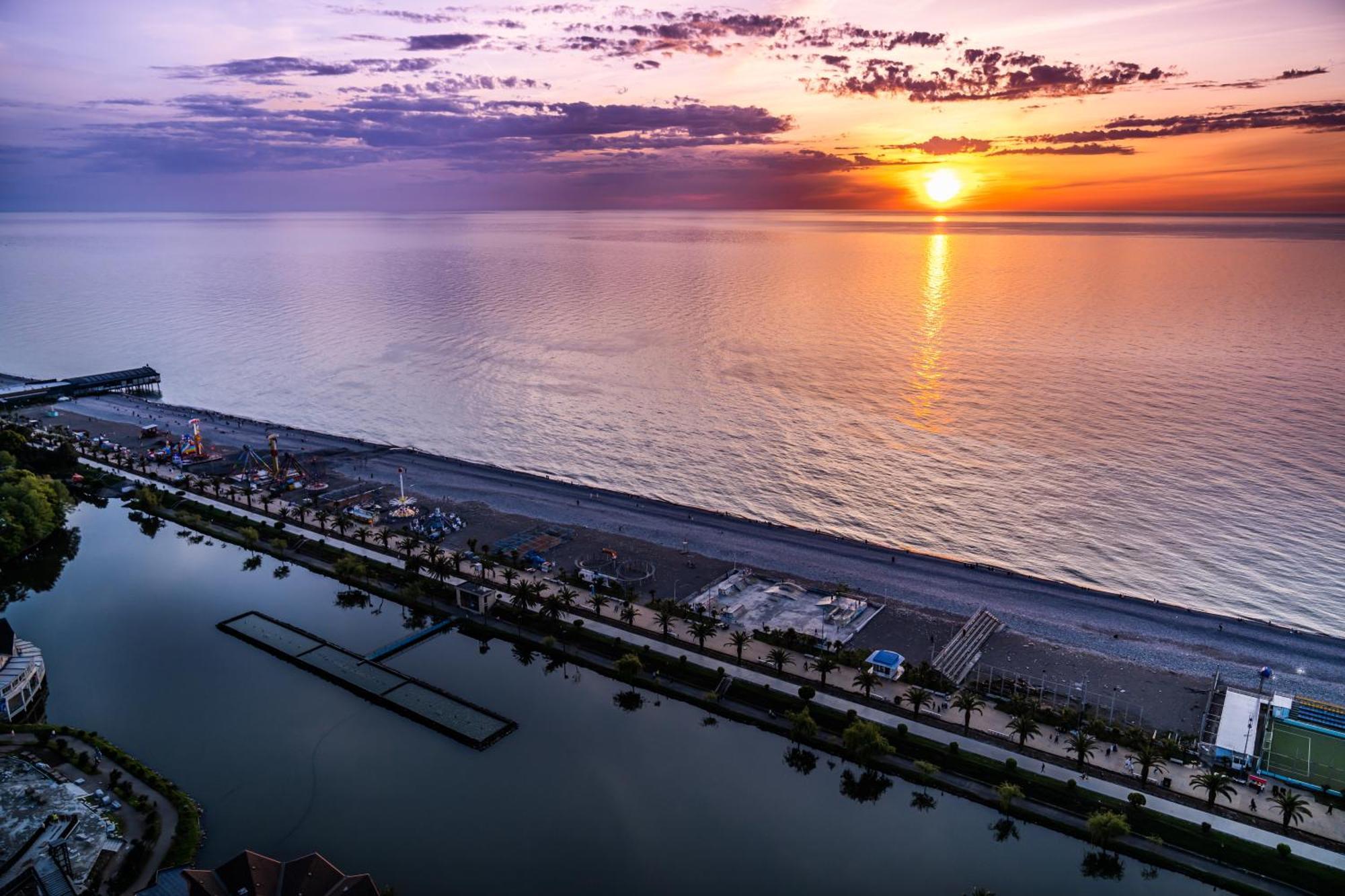 Alliance Palace Batumi Exterior foto Aerial view of the beach at the resort